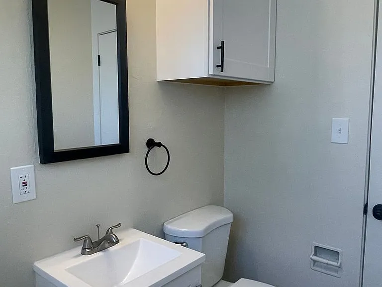 1090 N Court St — Photo 16