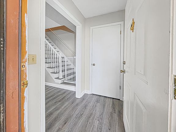2nd image of 121 Oakcrest Cir