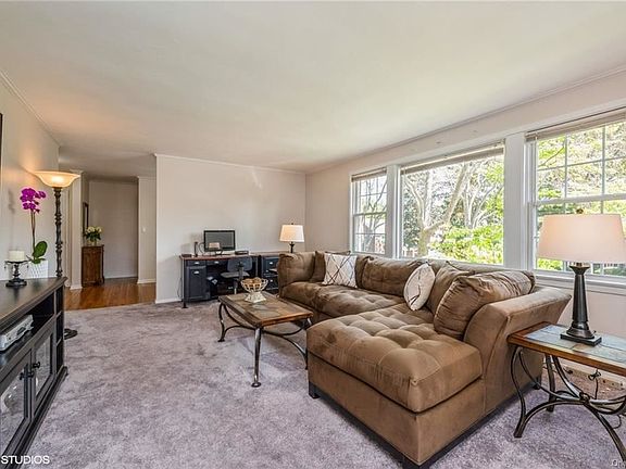 3rd image of 94 Lawrence Park Cres #94