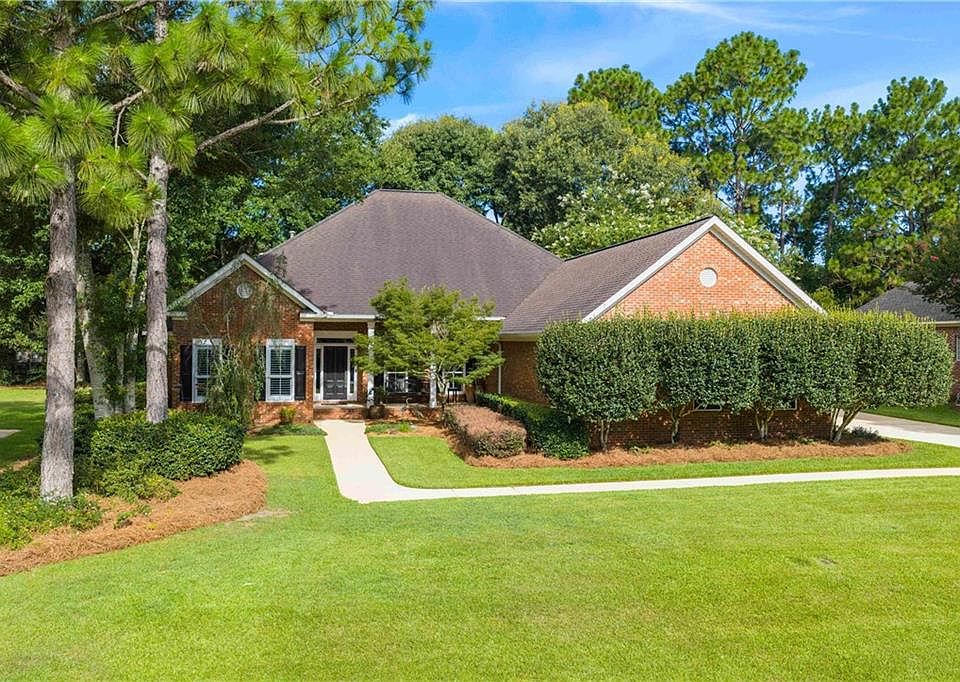 1st image of 421 Clubhouse Dr