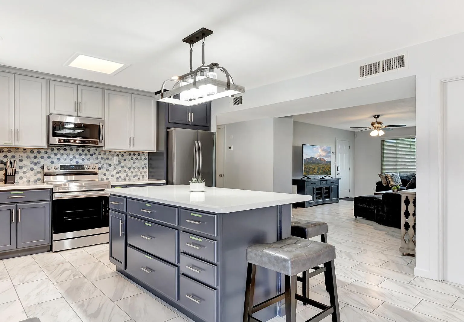 1524 E Broadmor Dr — Photo 2