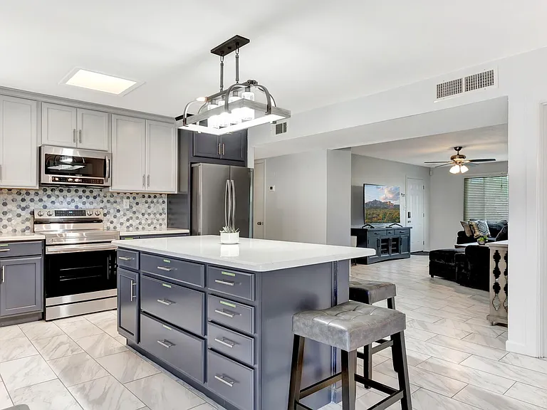 1524 E Broadmor Dr — Photo 3