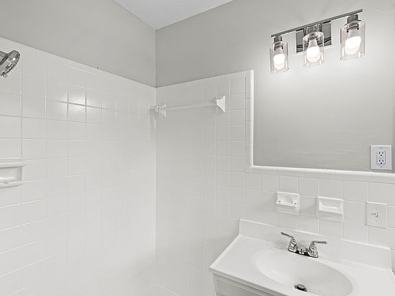 5th image of 3138 Esther Dr