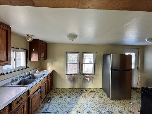 4th image of 1250 E 32nd St