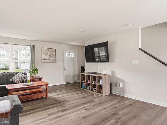 4th image of 6 Inkberry Ln
