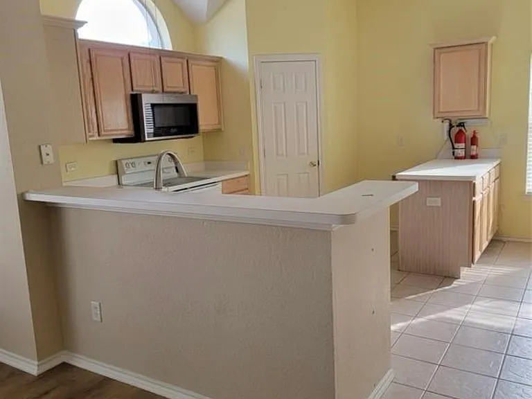 2809 Hawthorne Ln — Photo 4