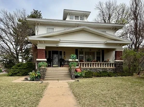 201 Forest Dr, Ellsworth, KS 67439