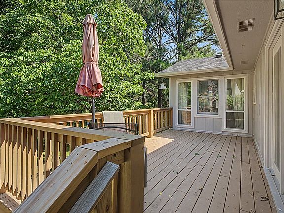 3rd image of 23 Elizabeth Dr