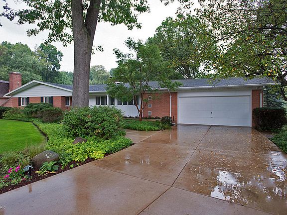 3rd image of 1814 Greenbriar Dr