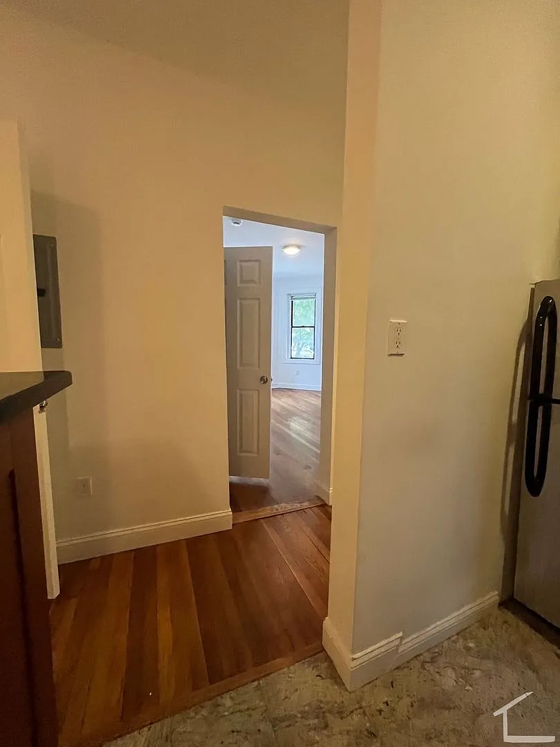 Charming 1 Bedroom-No Broker Fee — Photo 3