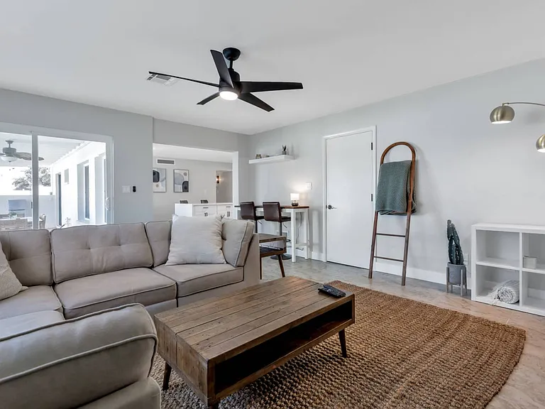 2124 E Hillery Dr — Photo 22
