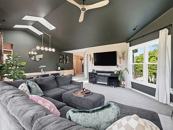 5th image of 489 Banyan Tree Ln