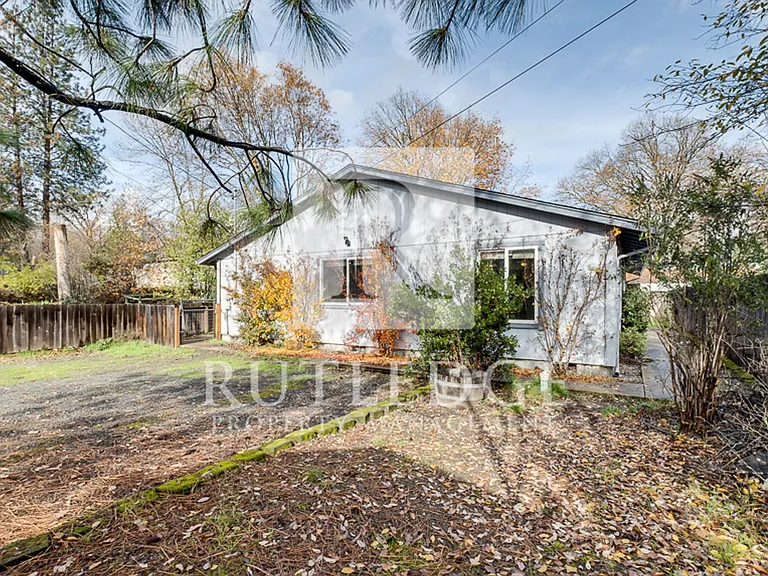 120 Mallory Ln — Photo 3
