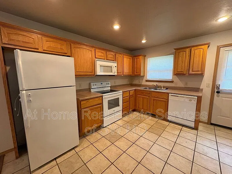 2 bed, 2.0 bath, 1000 sqft, $1,125 — Photo 2
