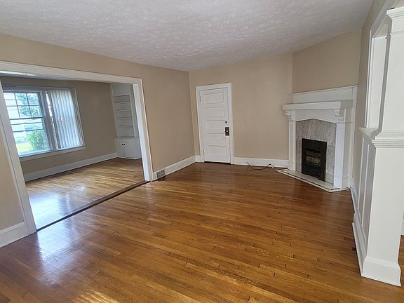 3rd image of 109 N Rose Blvd #1