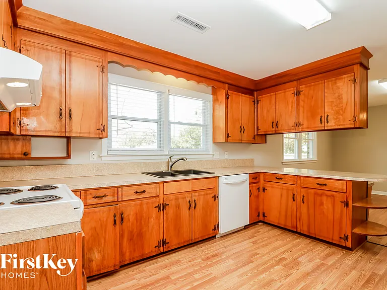 1448 Manor Blvd — Photo 8