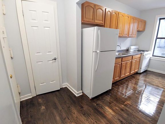 2nd image of 1124 Stratford Ave #5G