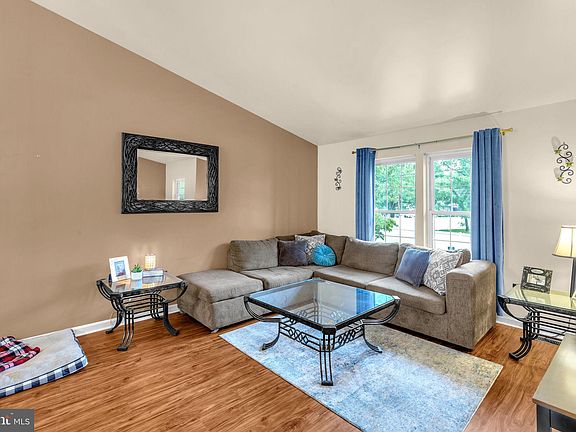 4th image of 1010 Bell Ave