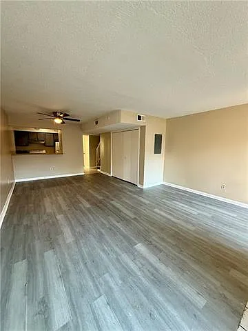2 bed, 1.5 bath, 1087 sqft, $1,100 — Photo 4