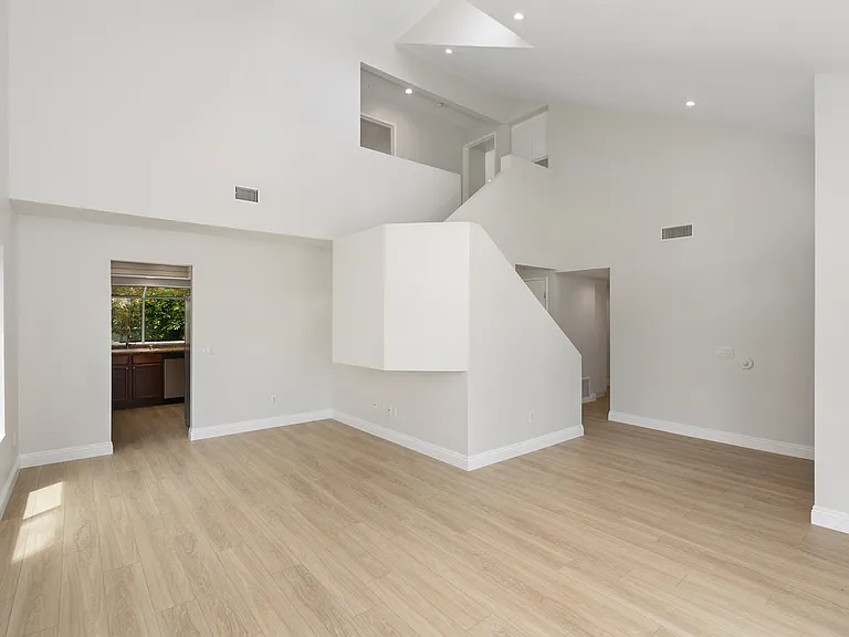 3428 Meadow View Dr — Photo 4