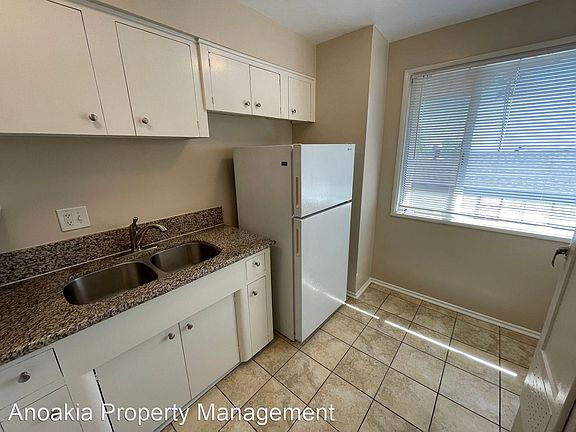 4th image of 945 E Mariposa St #16