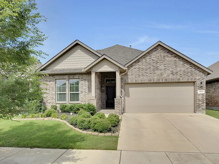 1513 Canary Ln — Photo 2