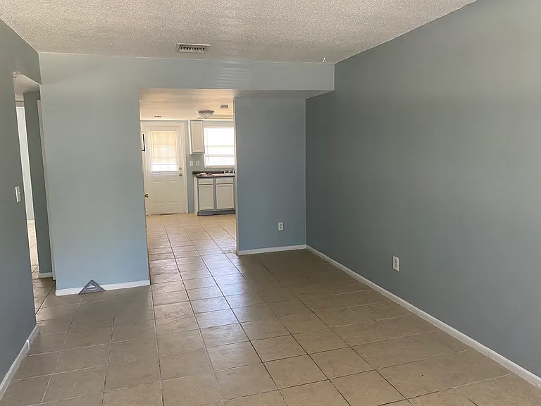 656 Williamsburg Dr #1 — Photo 3