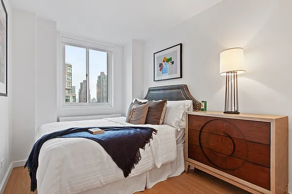 Rented by Greystar | media 6