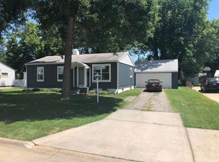 915 28th St, Bettendorf, IA 52722