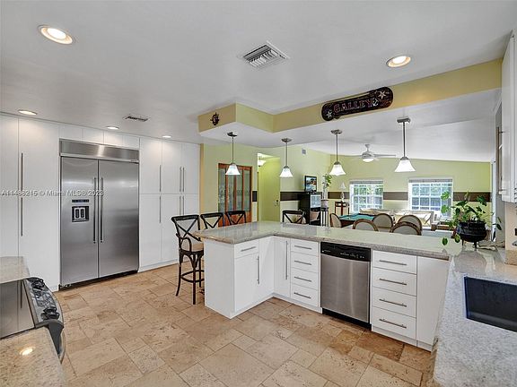 2nd image of 827 N Highland Dr