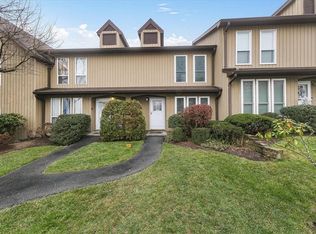 20 Brooke Hollow Ln, Peekskill, NY 10566