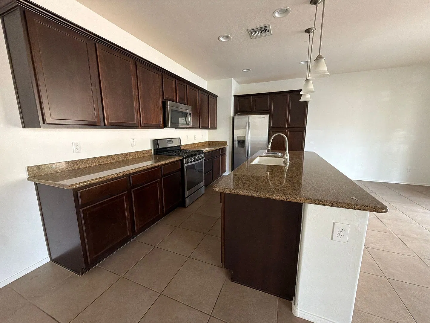 4 bed, 3.0 bath, 2105 sqft, $2,100 — Photo 2