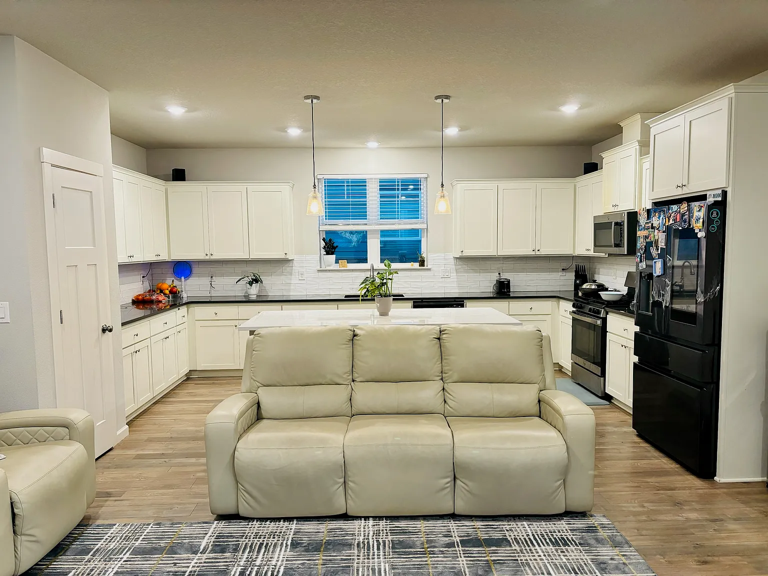 4 bed, 2522 sqft, $3,249 — Photo 4