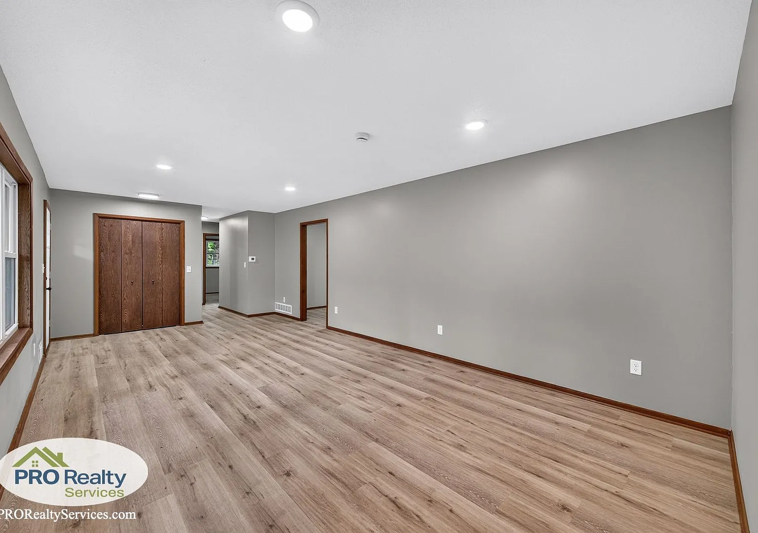 Recently Remodeled 5 Bedroom House — Photo 3