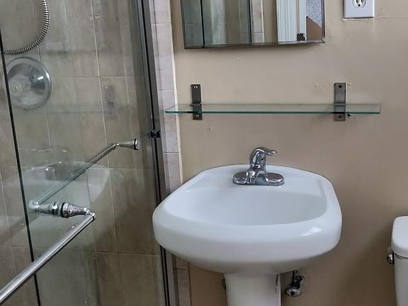 5th image of 925 NE 17th Ave APT 2
