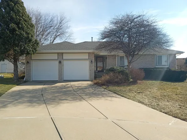 9105 Apple Ct, La Vista, NE 68128