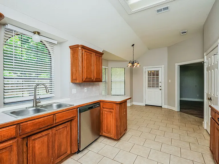 752 Bryan Dr — Photo 7