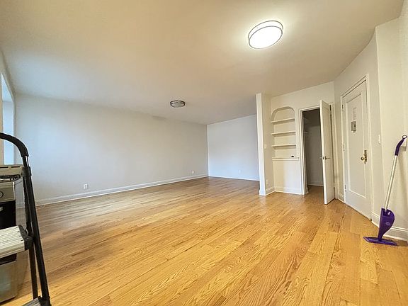 3rd image of 100 Woodruff Ave #1U