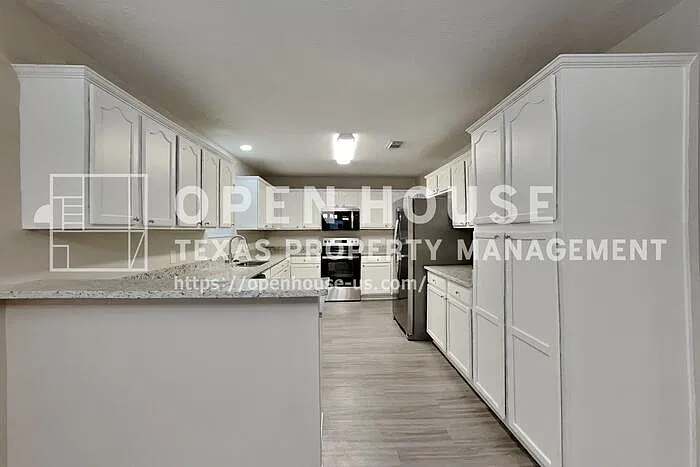 3 bed, 2.5 bath, 2300 sqft, $2,450 — Photo 4