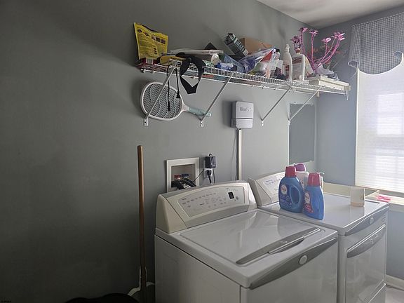 4th image of 4034 Tremont Ave