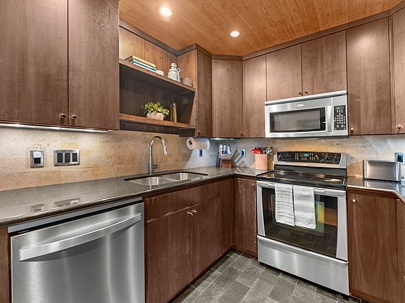 4th image of 5715 NE Sacramento St