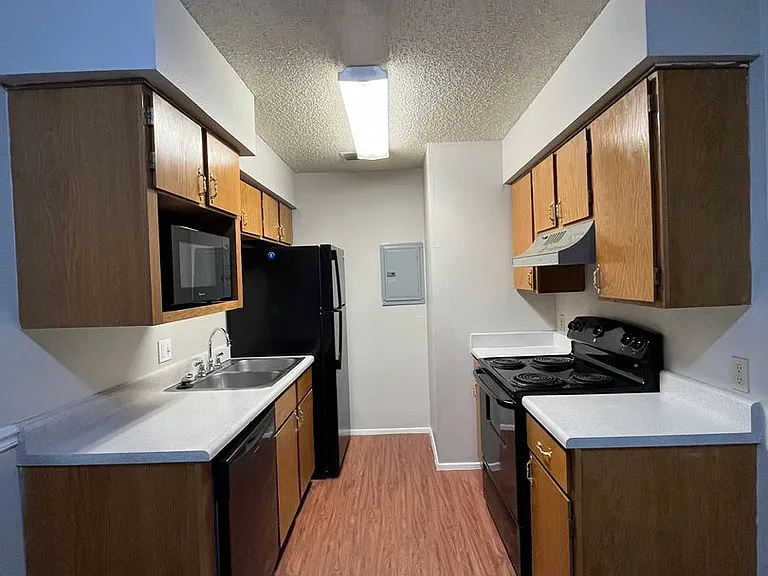 Bentwood Apartments — Photo 13