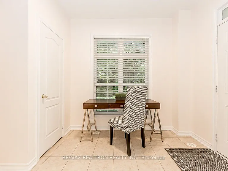 28 Donald Buttress Blvd W — Photo 7