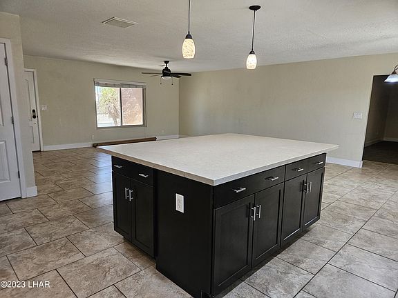 4th image of 1012 Thunderbolt Ave