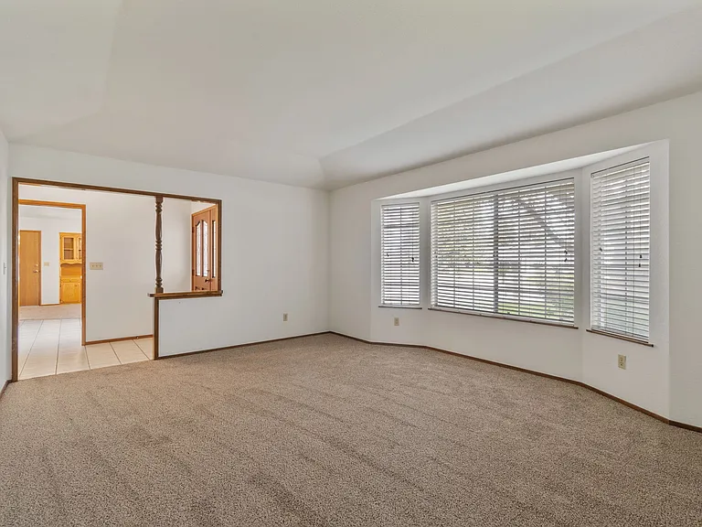 6469 N San Pedro Ave — Photo 7