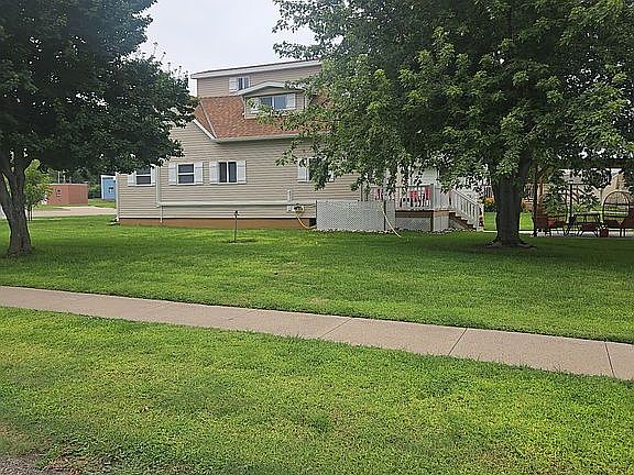 4th image of 320 Commercial Ave