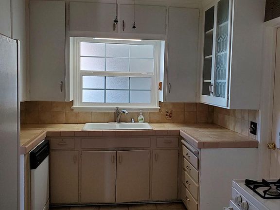 3rd image of 304 E Mayberry Ave