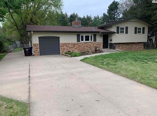 705 Manor Ct, McPherson, KS 67460