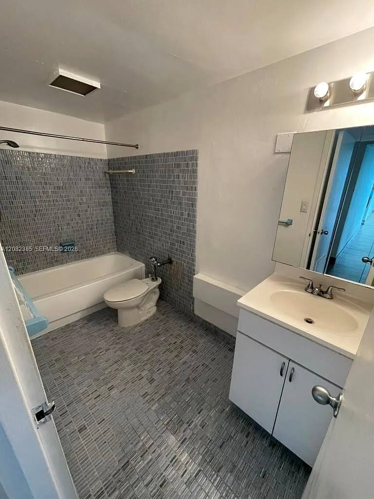 Bay Park Towers Condo — Photo 4