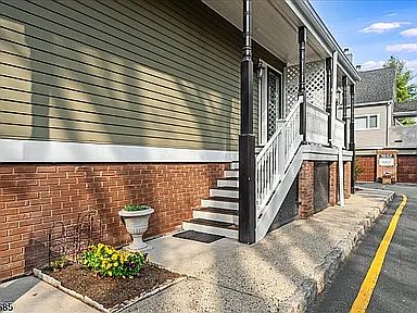 4th image of 13 Franklin Pl Building 13-13-6D